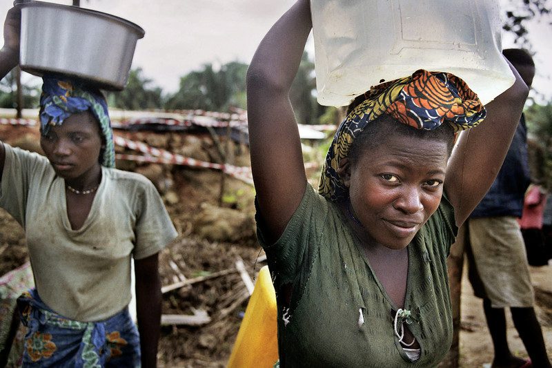 Returnees go back to their destroyed villages in region of Masisi, west of Goma, DRC. Photo: Tineke D'haese/Oxfam