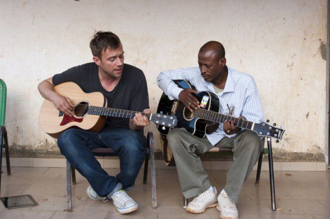 Damon Albarn and Afel Bocoum perform together in Bamako. Photo: Simon Phipps/Oxfam