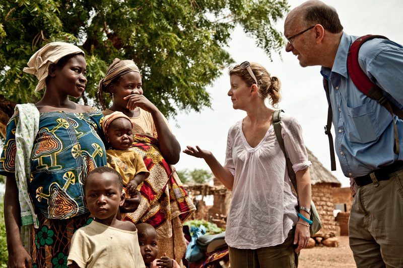 Andrew and Natasha meet some women who have benefited from Oxfam's cash-for-work program. Photo: Pablo Tosco/Oxfam