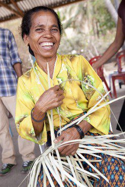 Alysia does some weaving. Photo: Timothy Herbert/OxfamAUS Alysia does some weaving. Photo: Timothy Herbert/OxfamAUS