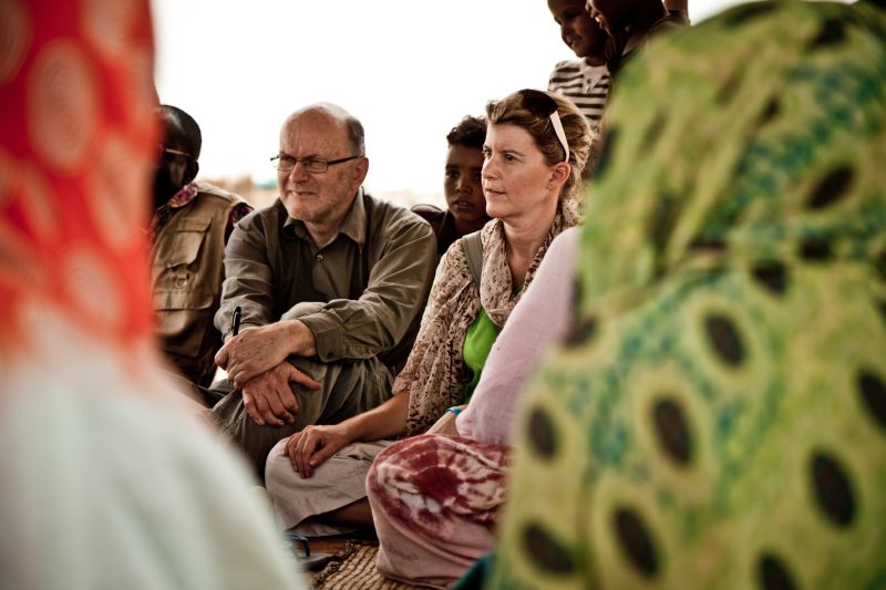 Andrew Hewett and Natasha Stott Despoja meets residents of Mentao Refugee camp. Photo: Pablo Tosco/Oxfam