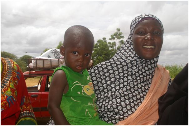 Kadija Hamsoou and her son Haruna, collecting household items in Niamey, Niger. Photo: Louise Mooney/OxfamAUS