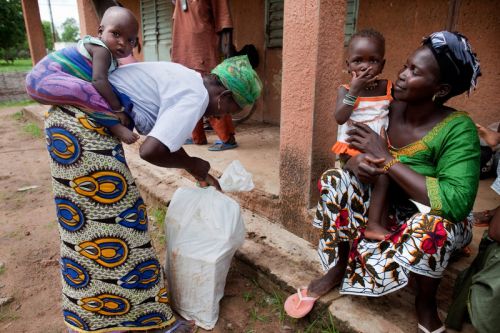 Photo: Holly Pickett/Oxfam Sintaiero Jamaka (left) and Sira Mane (right) and their small children, after receiving hygiene kits in the village of Fafacourou. The mothers we met stayed in close contact with their young children. Photo: Holly Pickett/Oxfam