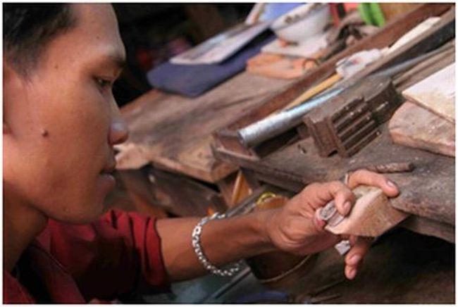 A Rajana artisan at work. Photo: Antonia Taylor/OxfamAUS