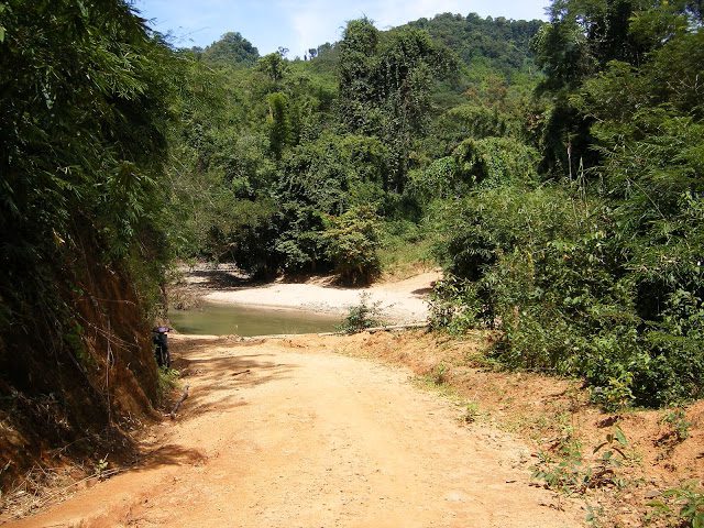 On the road to Jing. Photo: Manish Mehta/OxfamAUS