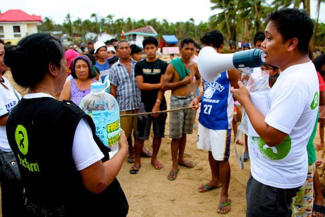 Oxfam assessment team providing water to communities affected by Typhoon Haiyan in East Samar, Philippines, 14 November 2013. Photo: Jire Carreon/Oxfam