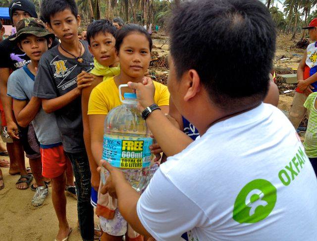 Oxfam assessment team providing water to communities affected by Typhoon Haiyan in East Samar, Philippines, 14 November 2013. Photo: Jire Carreon/Oxfam