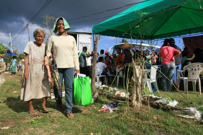 Herald Postero 85 lost everything in Typhoon Haiyan. Her granddaughter Marietta l Postero helped her through the process of registration. Photo: Jane Beesley/Oxfam