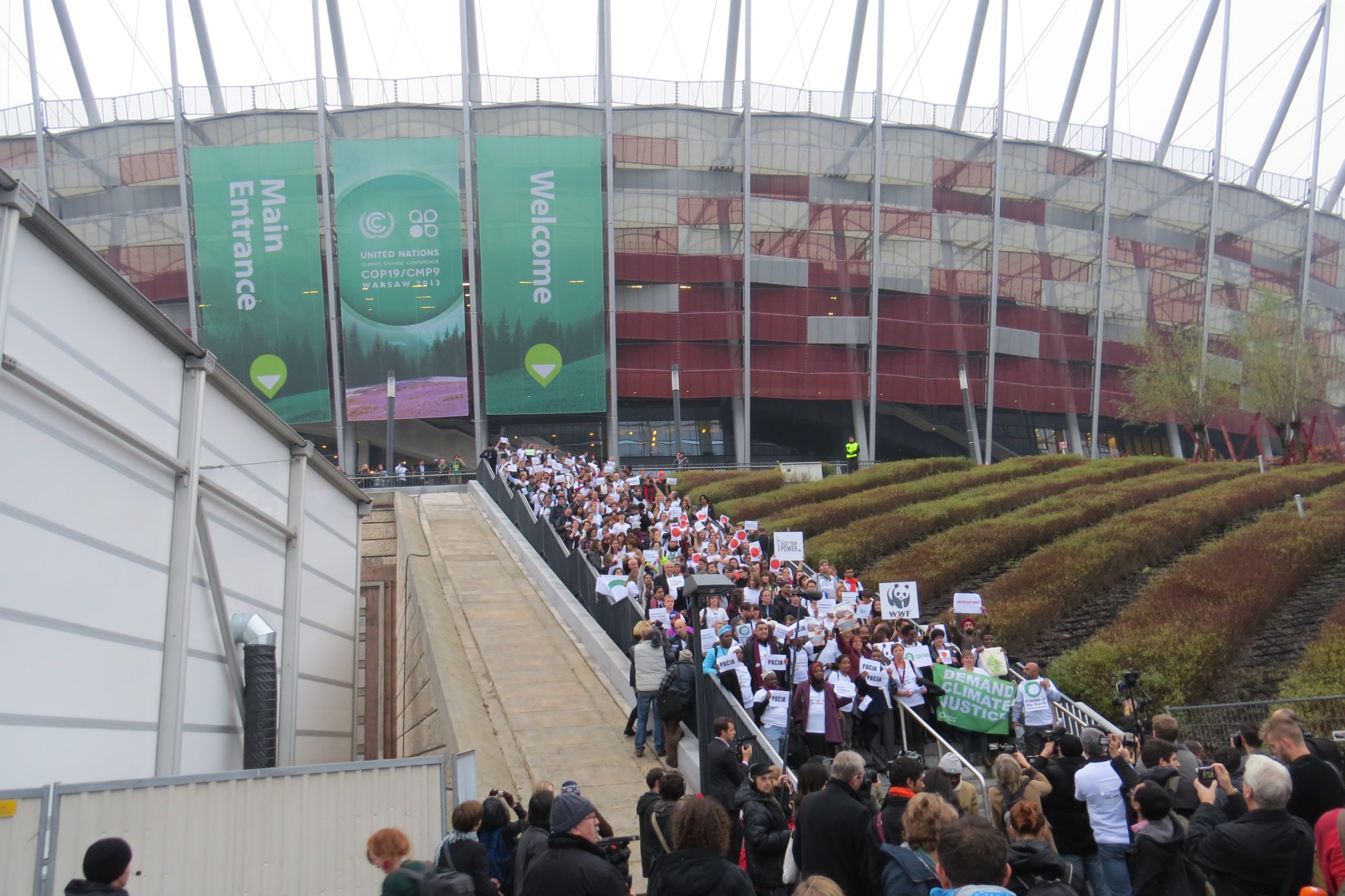 800 NGO representatives walk out of the climate talks in protest over the lack of political will from developed nations.