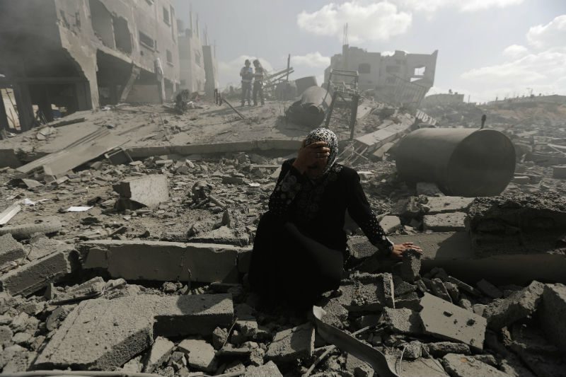 During a brief 12 cessation of hostilities, families returned to Shujaiya in eastern Gaza, scene of
some of the heaviest Israeli bombing. Thousands of families fled the area and were only now
able to return to see the massive damage to homes and infrastructure, and search for the
bodies of missing family members. About 150 bodies were uncovered from beneath the rubble,
bringing the death toll over 1,000. Photo: Iyad al Baba/Oxfam. Photo: Iyad al Baba/Oxfam