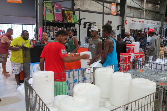 Local residents prepare for Cyclone Pam. Photo: Ben Bohane Cyclone Pam emergency Photo: Ben Bohane/Oxfam