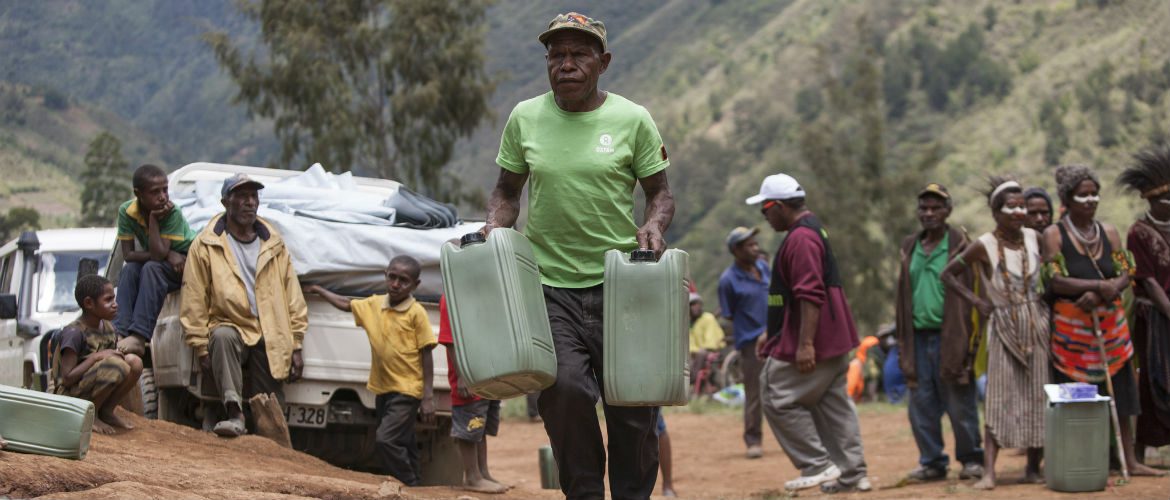 Staff from Oxfam and partner organisations distributing emergency kits in Womkama, PNG.