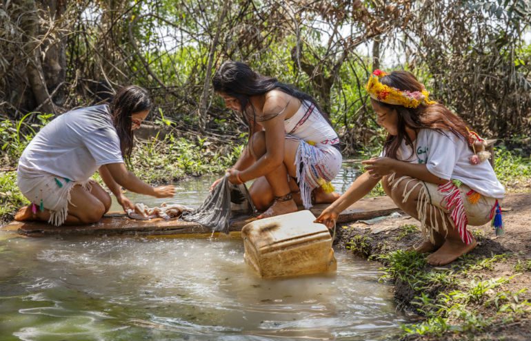 Near Dourados, Mato Gross do Sul, Brazil: Local people seeking to return to recognised indigenous land claim that farmers obstructing the return of their land are also using chemicals and pesticides that pollute the water, causing diarrhoea and skin diseases. Photo: Eduardo Martino/OxfamAUS. Banks and land blog 1_Eduardo Martino_770x495