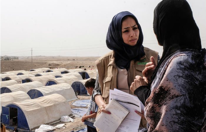 Oxfam Public Health Officer, Yusra Badawi talks to newly arrived families in Golat camp in Debaga. Photo: Amy Christian / Oxfam Photo: Amy Christian / Oxfam