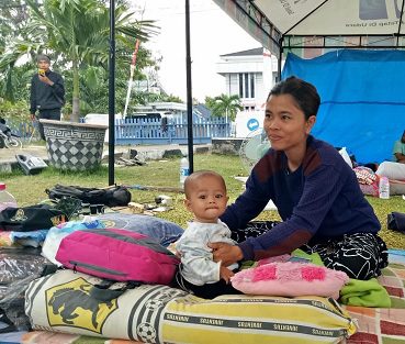 Iren's house collapsed during the earthquake in Indonesia. Together, we are providing clean water, sanitation and tarpaulins for shelter. Donate today to our Indonesia Tsunami Appeal.