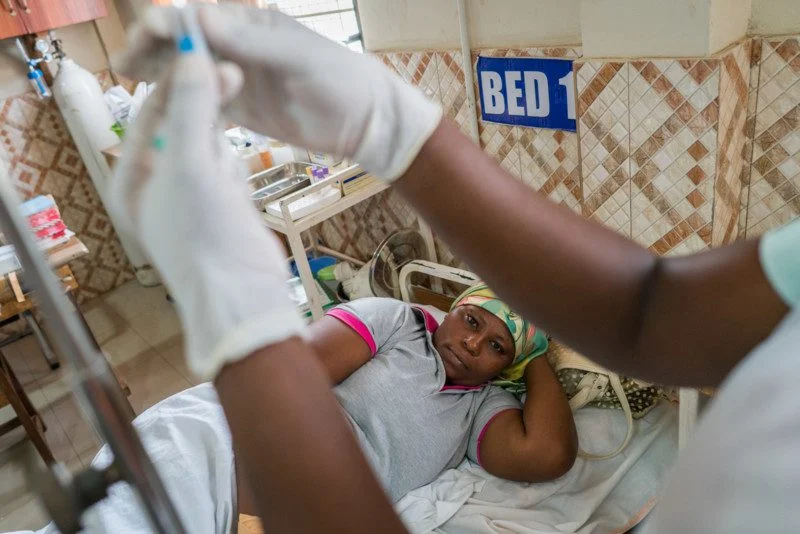 Nurse Dorcas Appiah treats Ama Fosua, a patient at the female ward of the Pentecost Health Centre in Ayanfuri. Photo: Nana Kofi Acquah/OxfamAUS
