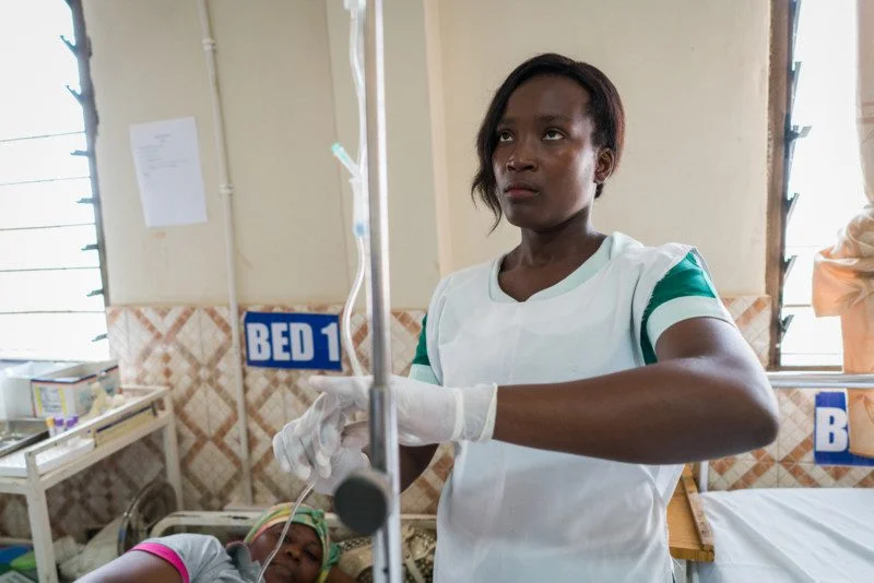 Nurse Dorcas Appiah treats Ama Fosua, a patient at the female ward of the Pentecost Health Centre in Ayanfuri Photo: Nana Kofi Acquah/OxfamAUS