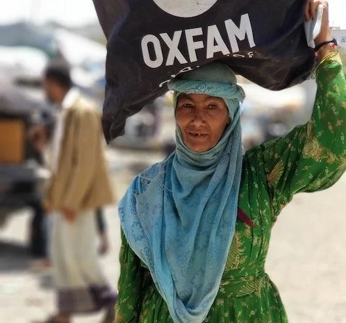 Woman with hygiene kit during distribution in Mahwa Almarkazi. Photo: Wael Algadi/Oxfam