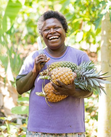 Makin, pineapple farmer in Vanuatu. Photo: Artur Francisco/Oxfam NZ