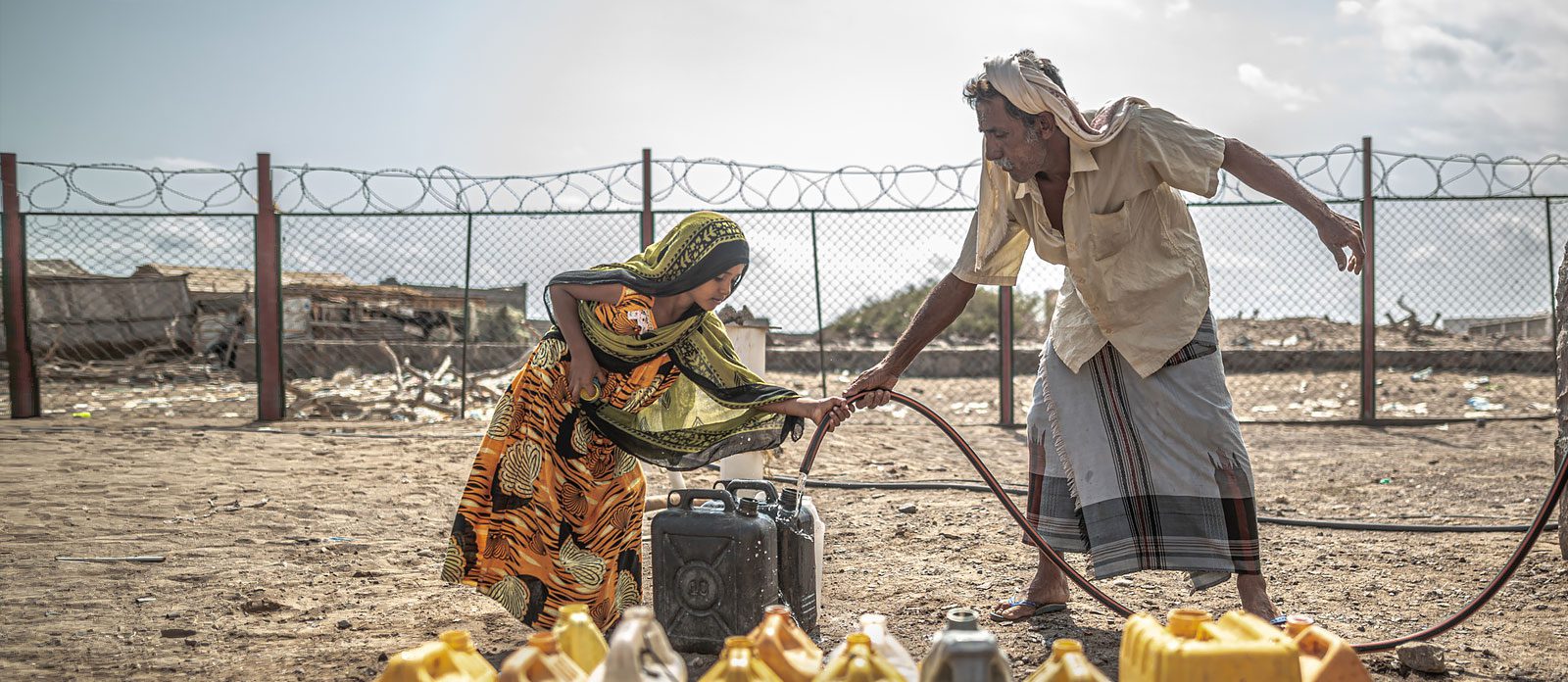 Filling jerry cans with water from the desalination plant in Yemen. Photo: Pablo Tosco
