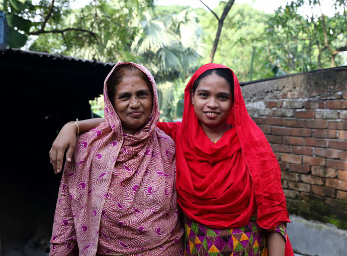 Rita, a garment maker with her daughter in Bangladesh, What She Makes, Photo: Fabeha Monir/Oxfam AUS
