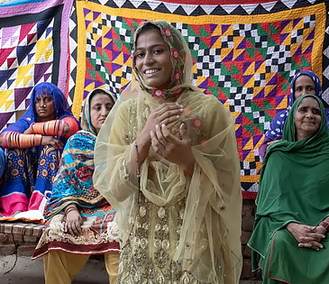 Pakistan: Samreen Babukha, 17, shares her experiences of Oxfam's She Can Lead project with her community. Photo: Khaula Jamil/OxfamAUS