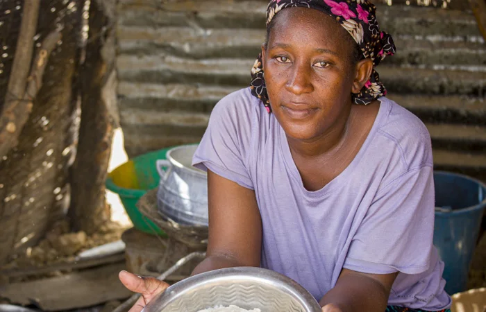 West Africa: Werem Binta shows a plate with food. Photo: Cissé Amadou/Oxfam. West Africa: Werem Binta shows a plate with food. Photo: Cissé Amadou/Oxfam.