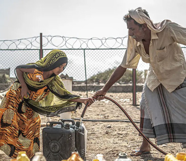 Filling jerry cans with water from the desalination plant in Yemen. Photo: Pablo Tosco Filling jerry cans with water from the desalination plant in Yemen. Photo: Pablo Tosco