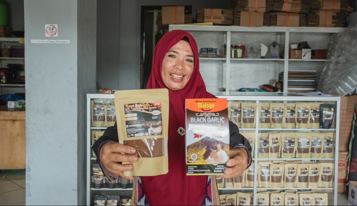 Syaeun is the head of Perempuan Tangguh, which supervises and trains 22 IKMs (Industri Kecil Menengah, small and medium industry businesses) in her region. Oxfam local partner Konsepsi has supported them in creating standard operating procedures when disasters strike, and aid farmers to create business opportunities with their agricultural products, supporting them through out their business journeys—with marketing, idea creation, and licensing.