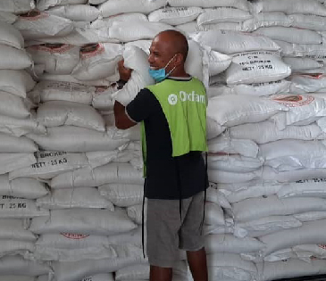 Timor-Leste: Joao Corbafo is supporting distribution of rice for the Oecusse flood response to affected families. Photo: Zevonia Viera/Oxfam in Timor-Leste.