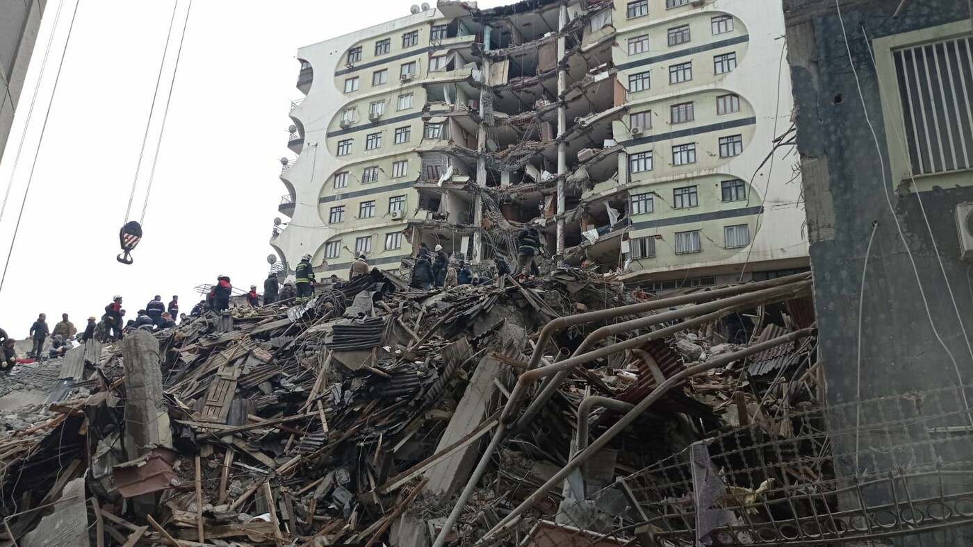 People and emergency personnel search for victims at the site of a collapsed building after a powerful earthquake in Diyarbakir, southeast of Turkey. Photo: DENIZ TEKIN/EPA-EFE/Shutterstock People and emergency personnel search for victims at the site of a collapsed building after a powerful earthquake in Diyarbakir, southeast of Turkey. Photo: DENIZ TEKIN/EPA-EFE/Shutterstock