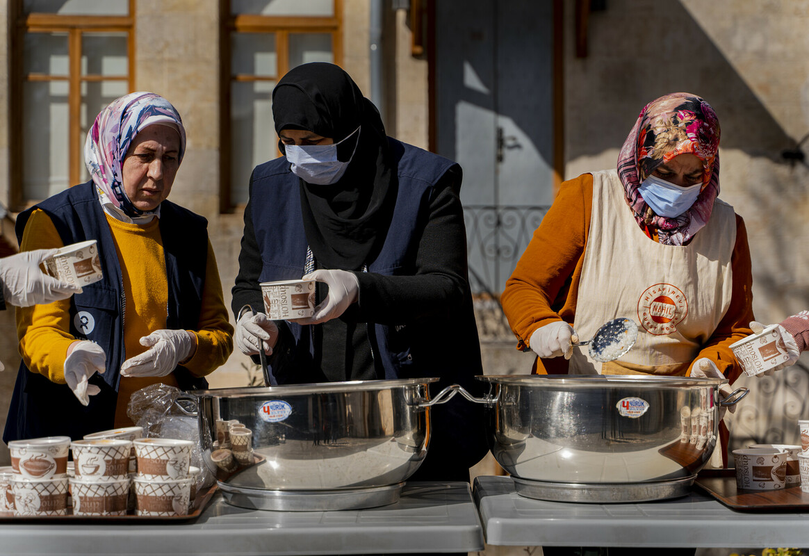 Turkiye: Members from the Matiya Women's Cooperative and Oxfam KEDV's Neighbourhood Leadership program pack the prepared meals. Photo: Yalcin Ciftci/Oxfam KEDV