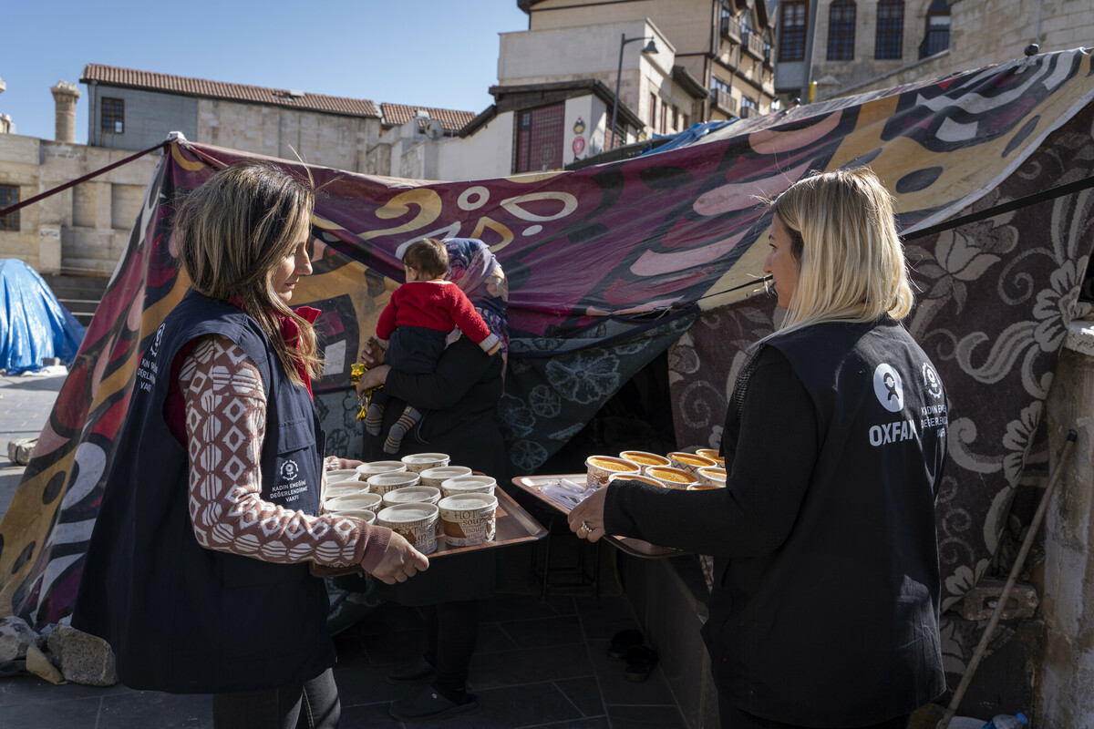 Turkiye: Yağmur and Minever, members of the Gaziantep Neighborhood Leaders program of KEDV (Foundation for the Support of Women’s Work), distribute the meals prepared in the Nahıl Guesthouse to the survivors of the disaster. Photo: Yalcin Ciftci/Oxfam KEDV