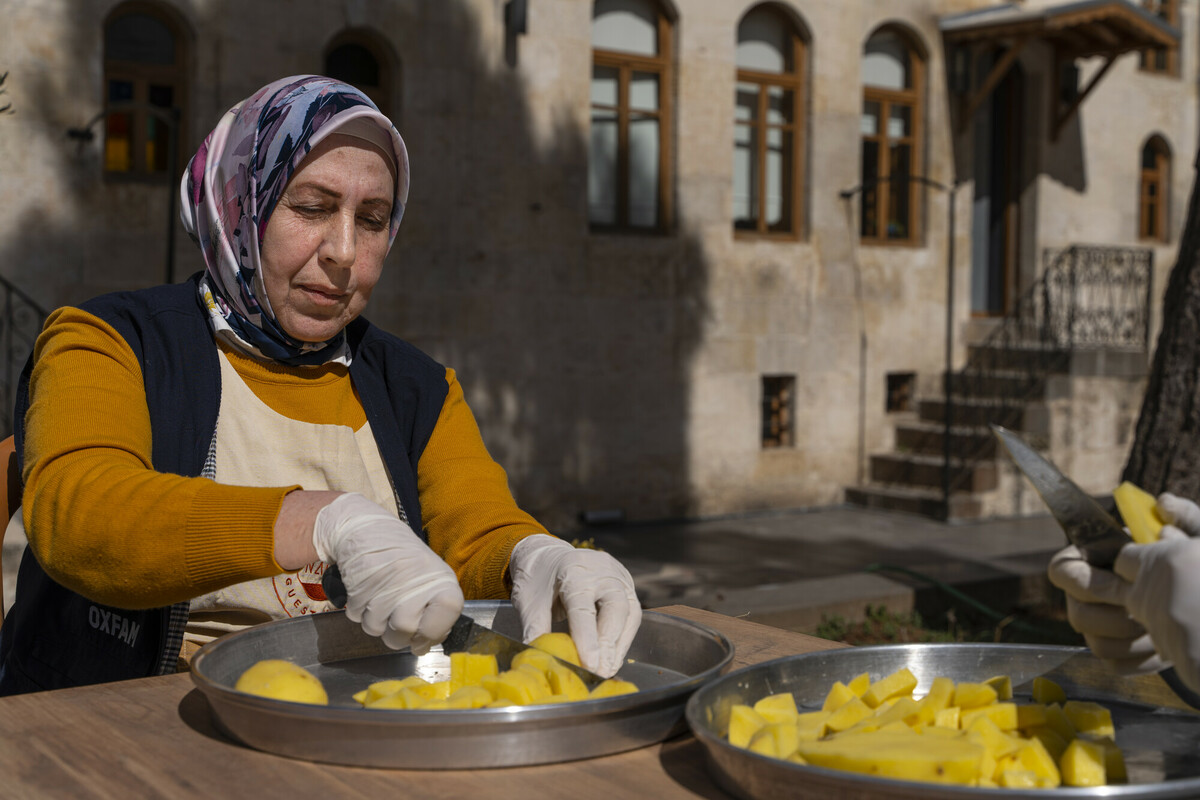 Turkiye: Matiya Women's Cooperative member Amal peels potatoes. Photo: Yalcin Ciftci/Oxfam KEDV
