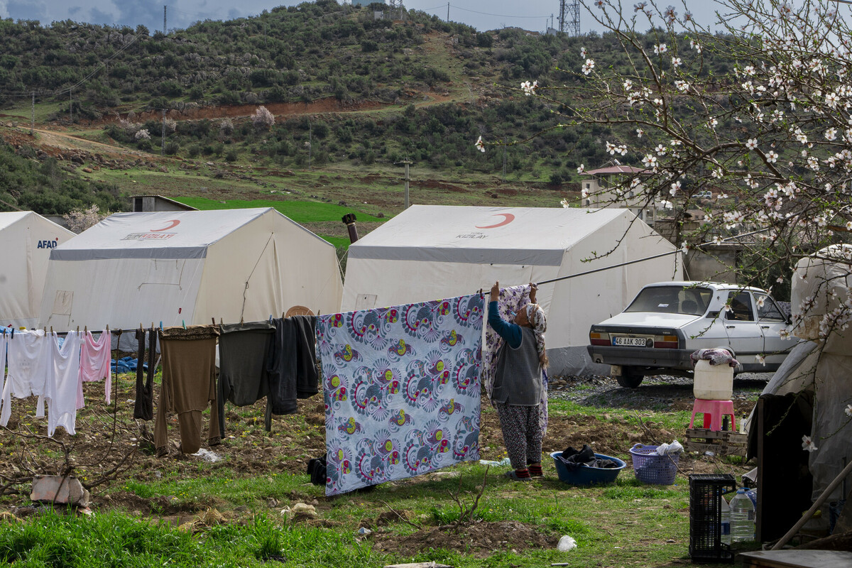 Turkiye: People staying in tents in Gaziantep Islahiye are hanging their laundry on the ropes that they have stretched from trees. Photo: Yalcin Ciftci/Oxfam KEDV