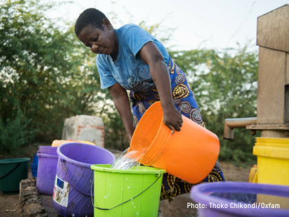 Joyce Luka who was displaced by Tropical Storm Ana and now lives in a well-wisher’s house is seen drawing water at a borehole at their village in Chikwawa, southern Malawi on 9 September 2022. Photo: Thoko Chikondi/Oxfam Joyce Luka who was displaced by Tropical Storm Ana and now lives in a well-wisher’s house is seen drawing water at a borehole at their village in Chikwawa, southern Malawi on 9 September 2022. Photo: Thoko Chikondi/Oxfam