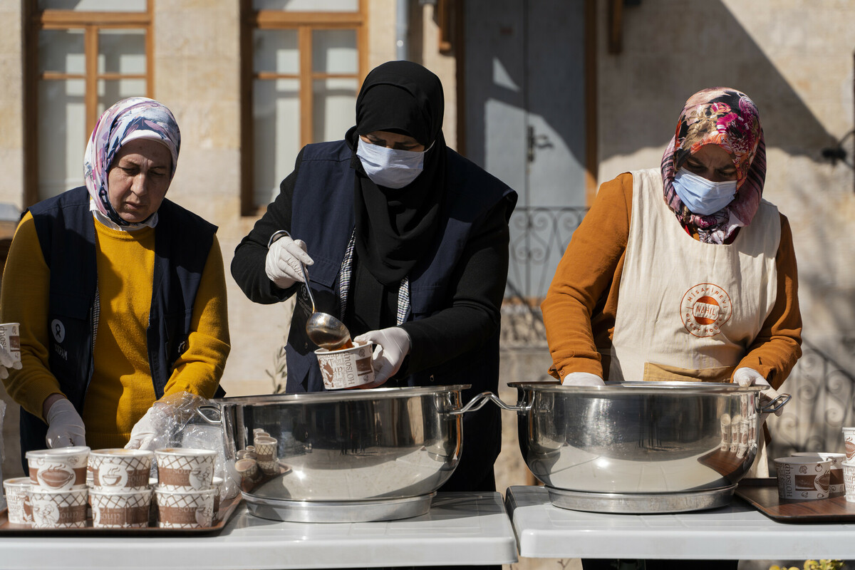 Turkiye: Members from the Matiya Women's Cooperative and Oxfam KEDV's Neighbourhood Leadership program pack the prepared meals. Photo: Yalcin Ciftci/Oxfam KEDV