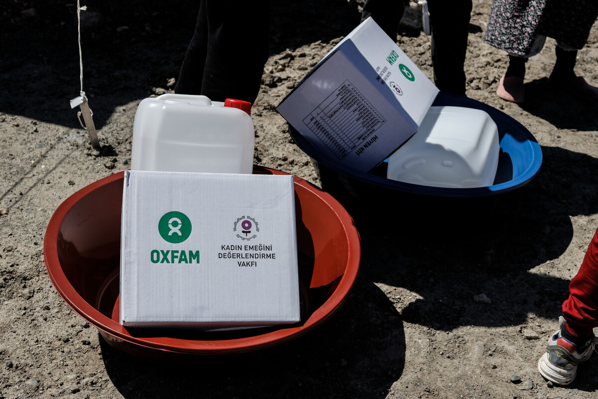 Oxfam KEDV Hygiene kits in Samandag, Hatay province. Photo: Mustafa KaraAli/OXFAM