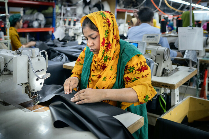 Textile workers are working inside a garment factory in Savar. Bangladesh Photo: Fabeha Monir/Oxfam