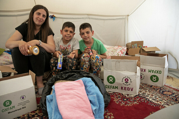 Turkiye: Mother and her two young sons are sitting in their tent. Photo: Delizia Flaccavento/Oxfam.