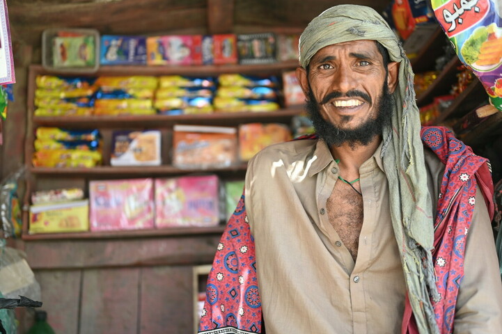 Pakistan: Ghulam Mustafa opens a small road side shop with multi-purpose cash assistance. Photo: Tooba Niazi/Oxfam