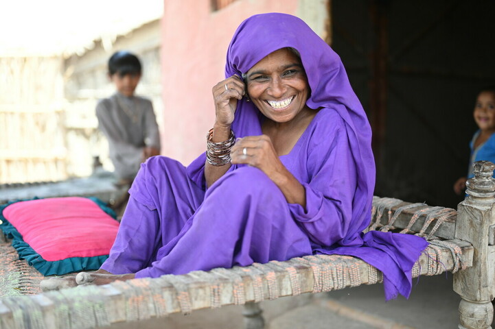 Pakistan: Kisbano gets a latrine in her village. Photo: Tooba Niazi/Oxfam