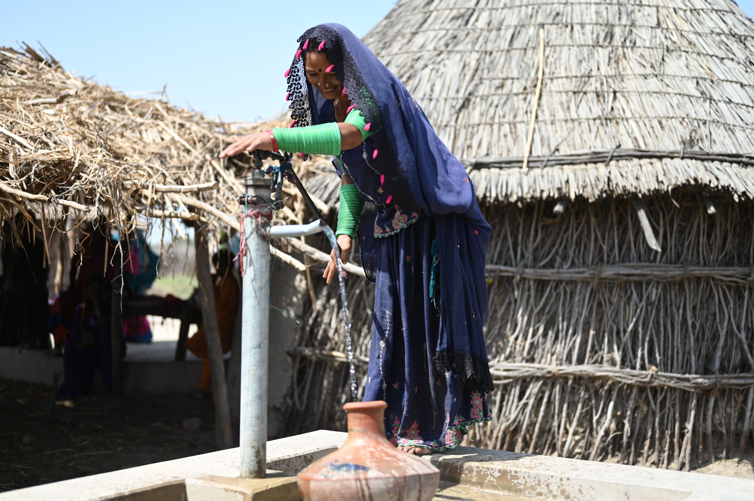 Pakistan: Samjho gets a hand pump in her village. Photo: Tooba Niazi/Oxfam