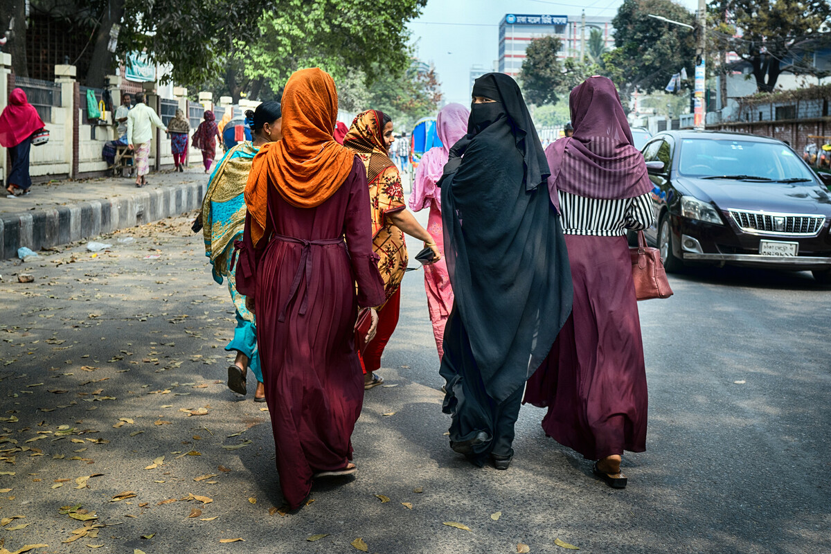 Textile workers on their way to home during lunch break. Dhaka, Bangladesh. Photo: Fabeha Monir/Oxfam