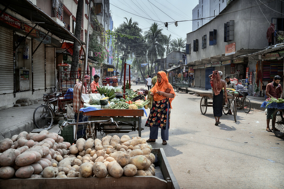 Textile workers on their way to home during lunch break. Dhaka, Bangladesh. Photo: Fabeha Monir/Oxfam