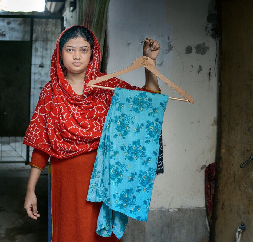 23 years old Kakoli* lives alone since she started working in the garment factory. She hardly can send money to her parents living in village. She cuts yarn with a target of cut 120 yarns in an hour. With a 8970 Taka salary she hardly can manage her basic needs. Dhaka, Bangladesh. Photo: Fabeha Monir/Oxfam