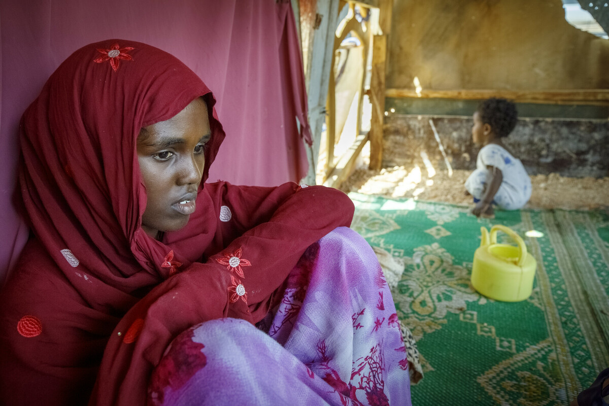 Somalia: In an IDP camp at the outskirts of Garowe, some different families have found shelter after they had to leave their homes because of the ongoing drought situation. Some people have been living here since the last drought in 2017. Hafsa Abdikader Ahmed (red head scrarf) is twenty years of age. Photo: Petterik Wiggers/Oxfam Novib