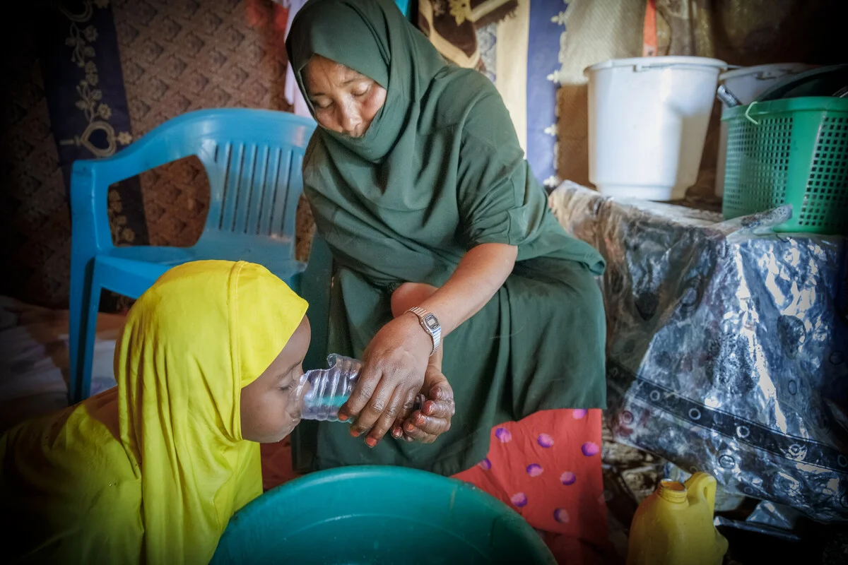 Somalia: In an IDP camp at the outskirts of Garowe, some different families have found shelter after they had to leave their homes because of the ongoing drought situation. Some people have been living here since the last drought in 2017. Photo: Petterik Wiggers/Oxfam Novib