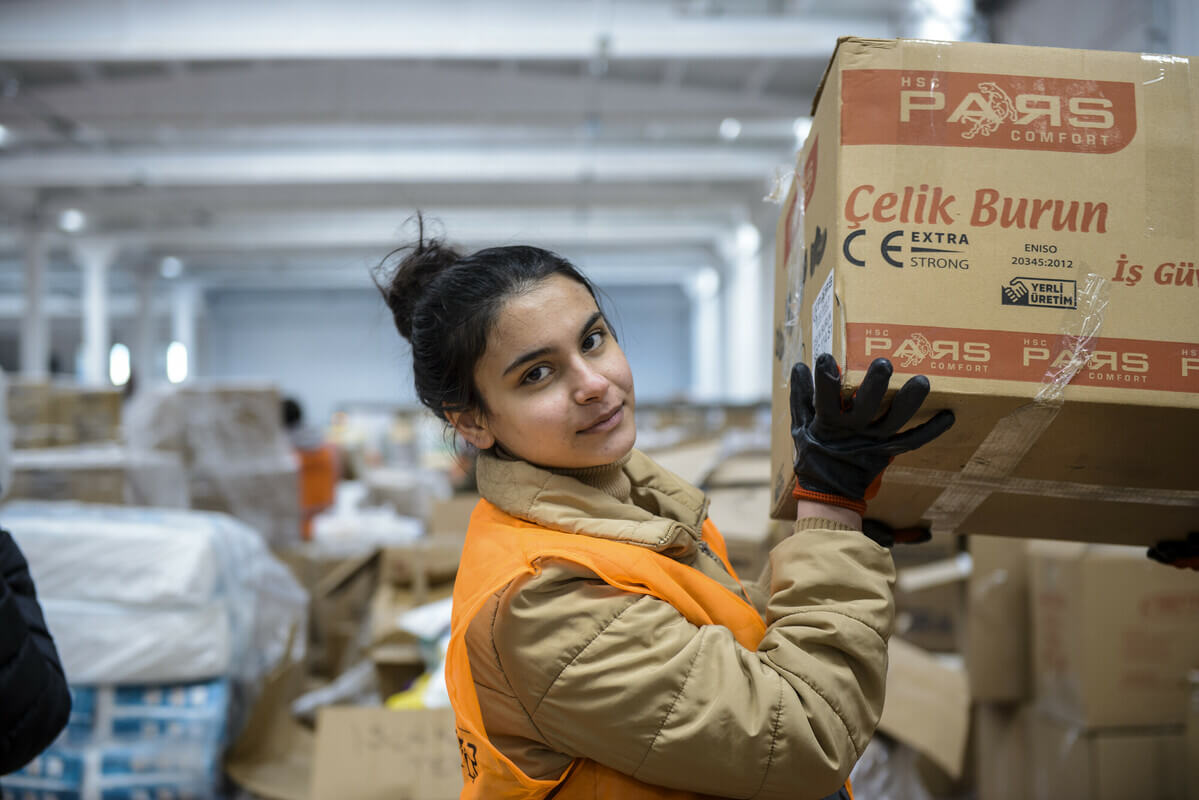 Oxfam KEDV staff and volunteers organising items following the Türkiye/Syria earthquake. Credit: Tineke D'haese/Oxfam