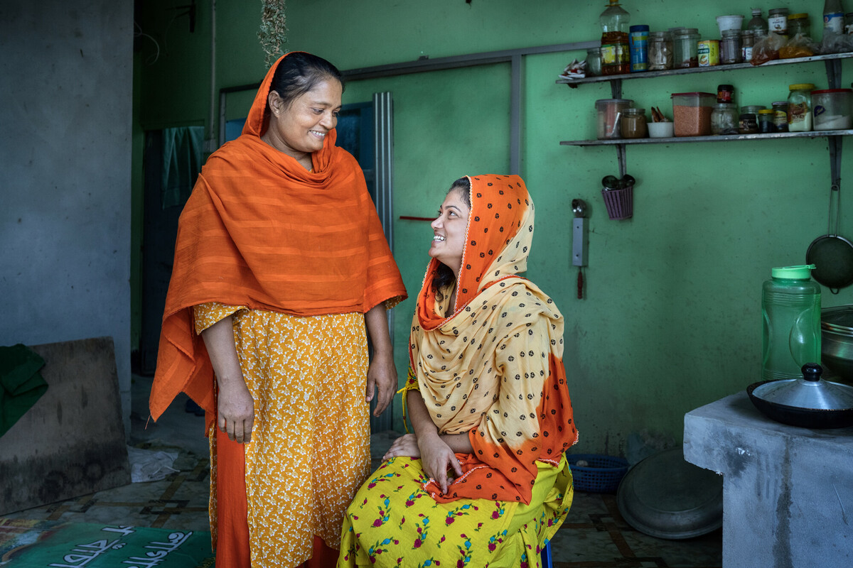 Dhaka, Bangladesh: 23 years old Kakoli* lives alone since she started working in the garment factory. Kakoli* is spending time with Sabina. Photo: Fabeha Monir/Oxfam